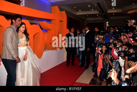 Mumbai, Indien. 12 Nov, 2018. Schauspieler Sushant Singh Rajput und Sara Ali Khan posieren für Fotos auf dem Anhänger Start Ihrer upcoming Film Kedarnath im Hotel JW Marriott Juhu in Mumbai. Credit: Azhar Khan/SOPA Images/ZUMA Draht/Alamy leben Nachrichten Stockfoto