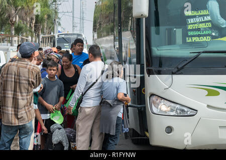 Guanajuato, Guanajuato, Mexiko. 12. Nov 2018. Honduranische Flüchtlinge mit den Zentralamerikanischen Migrantinnen Karawane Line Up mit dem Bus nach Richtung Nordwesten nach der US-Grenze November 12, 2018 in Guanajuato, Guanajuato, Mexiko. Die Karawane wurde auf der Straße für ein Monat ist auf halbem Weg entlang ihrer Reise nach Tijuana. Credit: Planetpix/Alamy leben Nachrichten Stockfoto