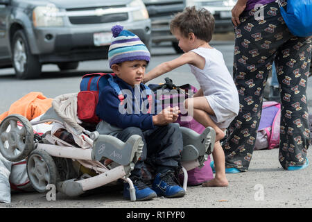 Guanajuato, Guanajuato, Mexiko. 12. Nov 2018. Junge honduranischen Flüchtlingskinder mit den Zentralamerikanischen Migrantinnen Karawane warten neben einer viel befahrenen Straße wie Sie eine Fahrt in Richtung Nordwesten nach der US-Grenze November 12, 2018 in Guanajuato, Guanajuato, Mexiko zu bekommen. Die Karawane wurde auf der Straße für ein Monat ist auf halbem Weg entlang ihrer Reise nach Tijuana. Credit: Planetpix/Alamy leben Nachrichten Stockfoto