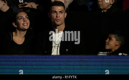 London, Georgina Rodriguez und Sohn Cristiano Ronaldo Jr. auf während der single Match zwischen John Isner der Vereinigten Staaten und Novak Djokovic aus Serbien in Tag zwei des 2018 ATP World Tour Finale in der O2 Arena in London. 12 Nov, 2018. Cristiano Ronaldo (C), seine Freundin Georgina Rodriguez und Sohn Cristiano Ronaldo Jr. auf während der single Match zwischen John Isner der Vereinigten Staaten und Novak Djokovic aus Serbien in Tag zwei des 2018 ATP World Tour Finale in der O2 Arena in London, Großbritannien an November 12, 2018. Credit: Han Yan/Xinhua/Alamy leben Nachrichten Stockfoto