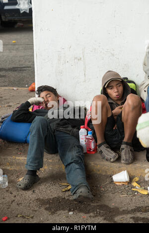 Guanajuato, Guanajuato, Mexiko. 12. Nov 2018. Honduranische Flüchtlinge mit den Zentralamerikanischen Migrantinnen Karawane Rest unter einer Autobahnbrücke, wie sie warten die Reise nach Nordwesten in Richtung der US-amerikanischen Grenze November 12, 2018 in Guanajuato, Guanajuato, Mexiko. Die Karawane wurde auf der Straße für ein Monat ist auf halbem Weg entlang ihrer Reise nach Tijuana. Credit: Planetpix/Alamy leben Nachrichten Stockfoto