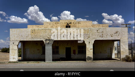 Death Valley Junction, Nevada, USA. 20. Juli 2018. Die alte und leerstehende Garage Gebäude im Death Valley Junction, Nevada. Credit: L.E. Baskow/ZUMA Draht/Alamy leben Nachrichten Stockfoto