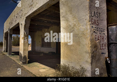 Death Valley Junction, Nevada, USA. 20. Juli 2018. Die alte und leerstehende Garage Gebäude, wo Sie benutzt die las Gas vor Death Valley Death Valley Junction, Nevada zur Verfügung zu stellen. Credit: L.E. Baskow/ZUMA Draht/Alamy leben Nachrichten Stockfoto