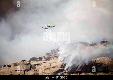 Simi Valley, Kalifornien, USA. 12 Nov, 2018. Flugzeuge tropfen Feuerhemmende auf einen Ausbruch der Flammen in der Nähe von Ca 118 FWY. Quelle: Chris Rusanowsky/ZUMA Draht/Alamy leben Nachrichten Stockfoto