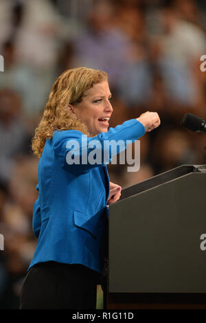 MIAMI, FL - 11. Oktober: Debbie Wasserman Schultz besucht eine Basis für US-Präsident Barack Obama an BankUnited Zentrum am 11. Oktober in Miami, Florida, 2012. Personen: Debbie Wasserman Schultz Stockfoto