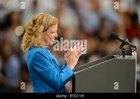 MIAMI, FL - 11. Oktober: Debbie Wasserman Schultz besucht eine Basis für US-Präsident Barack Obama an BankUnited Zentrum am 11. Oktober in Miami, Florida, 2012. Personen: Debbie Wasserman Schultz Stockfoto