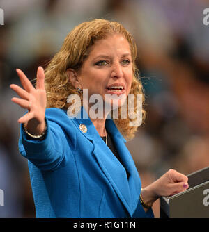 MIAMI, FL - 11. Oktober: Debbie Wasserman Schultz besucht eine Basis für US-Präsident Barack Obama an BankUnited Zentrum am 11. Oktober in Miami, Florida, 2012. Personen: Debbie Wasserman Schultz Stockfoto