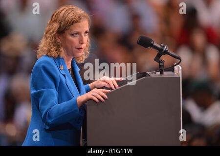 MIAMI, FL - 11. Oktober: Debbie Wasserman Schultz besucht eine Basis für US-Präsident Barack Obama an BankUnited Zentrum am 11. Oktober in Miami, Florida, 2012. Personen: Debbie Wasserman Schultz Stockfoto