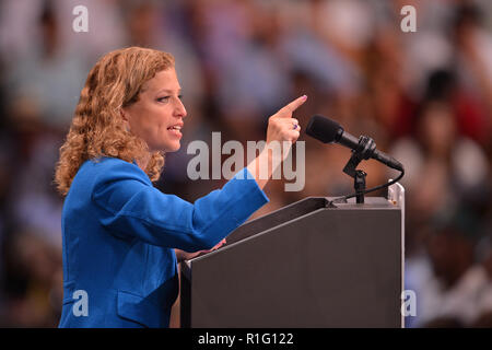 MIAMI, FL - 11. Oktober: Debbie Wasserman Schultz besucht eine Basis für US-Präsident Barack Obama an BankUnited Zentrum am 11. Oktober in Miami, Florida, 2012. Personen: Debbie Wasserman Schultz Stockfoto