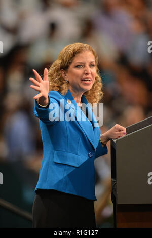 MIAMI, FL - 11. Oktober: Debbie Wasserman Schultz besucht eine Basis für US-Präsident Barack Obama an BankUnited Zentrum am 11. Oktober in Miami, Florida, 2012. Personen: Debbie Wasserman Schultz Stockfoto