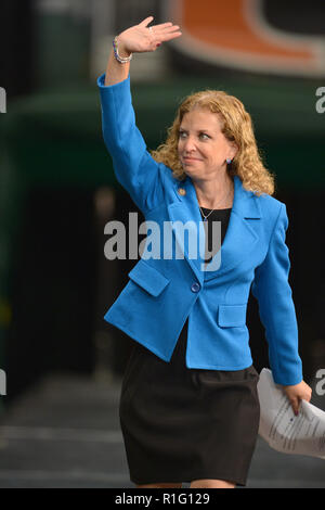 MIAMI, FL - 11. Oktober: Debbie Wasserman Schultz besucht eine Basis für US-Präsident Barack Obama an BankUnited Zentrum am 11. Oktober in Miami, Florida, 2012. Personen: Debbie Wasserman Schultz Stockfoto