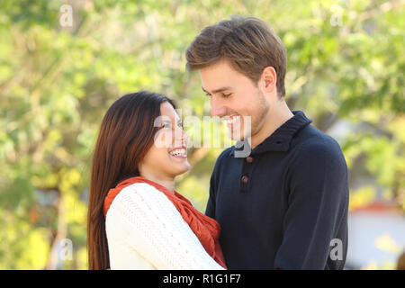 Glückliches Paar suchen einander fallen in der Liebe, im Freien in einem Park Stockfoto