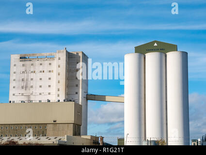 Industriegebäude mit hohen Silos, Chancelot Flour Mill, Newhaven, Edinburgh, Schottland, Großbritannien an sonnigen Tagen mit blauem Himmel Stockfoto