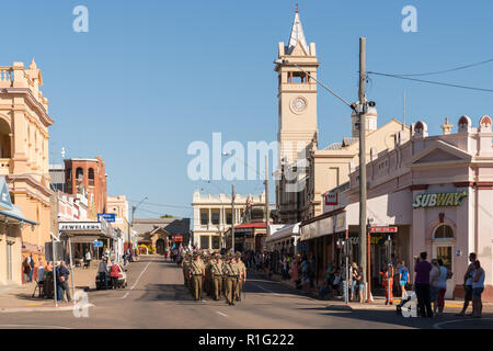 Soldaten führen den Anzac Day marsch in Charters Towers, Queensland, Australien Stockfoto