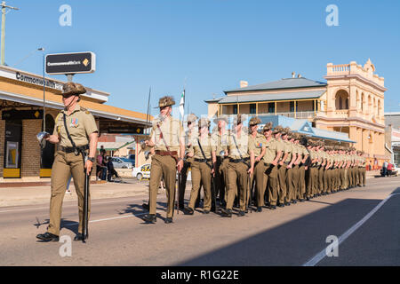 Soldaten marschieren am Anzac Day in Charters Towers, Queensland, Australien Stockfoto