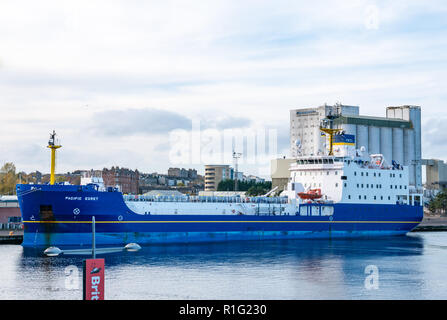 Pacific Egret Leith, nukleare Abfälle Carrier, in Leith Harbour Eingang Becken, Edinburgh, Schottland, Großbritannien Stockfoto