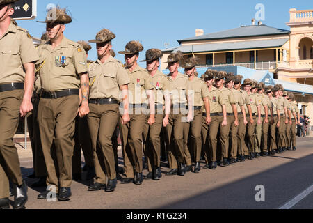 Soldaten marschieren am Anzac Day in Charters Towers, Queensland, Australien Stockfoto