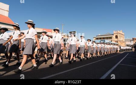 Charters Towers, Australien - 25 April 2018: Schule Kinder auf Anzac Day in Charters Towers, Queensland, Australien marschieren Stockfoto