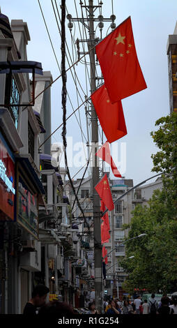 Hubei, Wuhan/China - Oct 03, 2018: Chinesische Fahne im Einkaufszentrum ist mit chinesischen Nationalflagge eingerichtet. Stockfoto