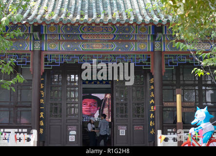 Vor dem Haus und auf dem Dach des traditionellen chinesischen Gebäude mit den sauberen und blauer Himmel. Hubei Wuhan/China Stockfoto