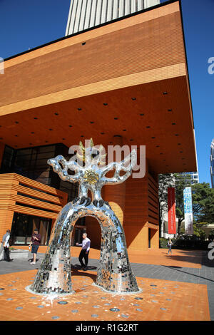 CHARLOTTE, NC, USA -10/30/18: Die bechtler Museum der Modernen Kunst, auf der South Tryon. Der Firebird, von Niki De Saint Phalle, steht vor. Es war unveile Stockfoto