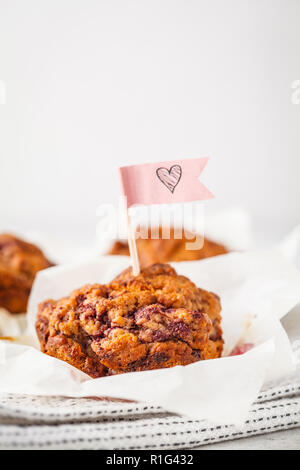 Vegan berry Muffins auf einem weißen Hintergrund, Valentinstag essen. Stockfoto