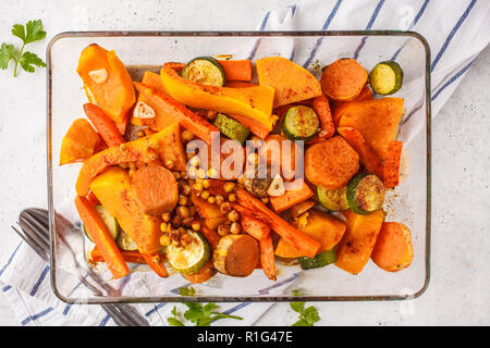 Gebackene orange Gemüse mit Kichererbsen. Auf Basis pflanzlicher Ernährung Konzept. Stockfoto