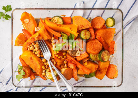 Gebackene orange Gemüse mit Kichererbsen. Auf Basis pflanzlicher Ernährung Konzept. Stockfoto