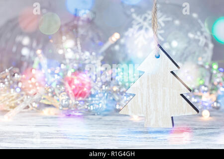 Holz Weihnachten Deko Girlande Lichter gegen defokussierten Hintergrund Stockfoto