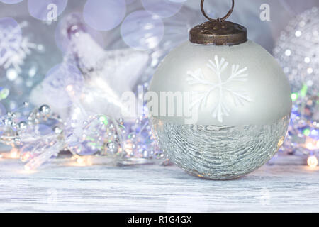 Weihnachtsbaum dekorative Kugel gegen defokussierten Holiday Lights Hintergrund Stockfoto