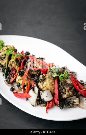 Fry frisch würzig Tintenfisch mit kampot Pfeffer berühmten Gericht der Roten Khmer in Kambodscha rühren Stockfoto