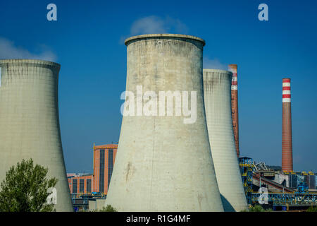 Moderne Kraftwerks Kühltürme vor blauem Himmel. Stockfoto