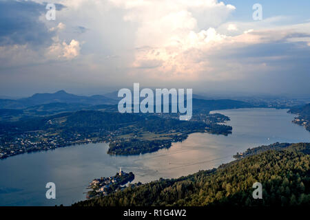 Abendlicher Blick vom Aussichtsturm Pyramidenkogel auf Berge und Wörthersee, Kärnten, Österreich Stockfoto