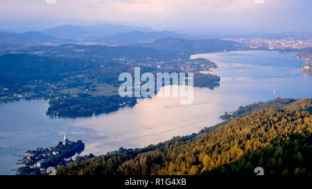 Abendlicher Blick vom Aussichtsturm Pyramidenkogel auf Berge und Wörthersee, Kärnten, Österreich Stockfoto