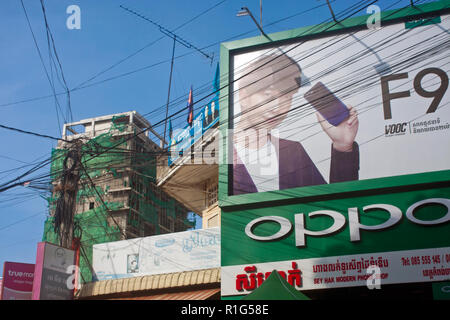 Eine große Oppo F9 Smart phone Schild über einer Stadt Straße in Kkampong Cham, Kambodscha gesehen wird. Stockfoto