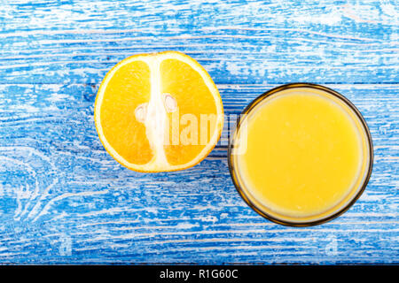 Orange frisches Obst und Orangen auf einem Holztisch. Platz für Text Stockfoto