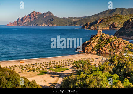 Tour-de-Porto, 1551, genuesischer Wehrturm, über Strand am Golfe de Porto, Monte Senino Abstand, in Porto, Corse-du-Sud, Korsika, Frankreich Stockfoto