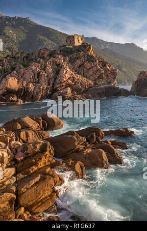 Tour-de-Porto, 1551, genuesischer Wehrturm, über Tafoni Felsen, orange porphyritic Granitfelsen, Golfe de Porto, Corse-du-Sud, Korsika, Frankreich Stockfoto