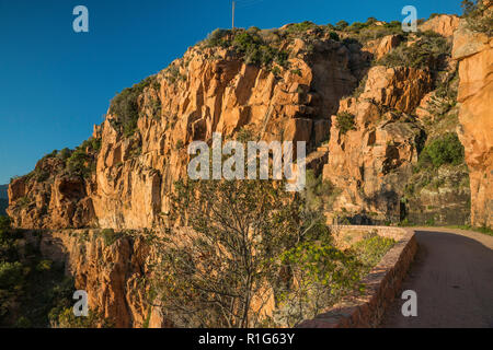 Straße durch taffoni Felsen, orange porphyritic Granitfelsen, Les Calanche von Piana, UNESCO-Weltkulturerbe, in der Nähe der Stadt von Piana, Korsika, Frankreich