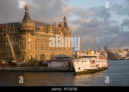 Bosporus Passagierfähre am Turyol Haydarpasa Bahnhof und Pier in Kadikoy, Istanbul, Türkei Stockfoto