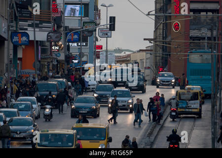 Fußgänger und Verkehr auf viel befahrenen Straße in Kadiköy, Istabul, Türkei Stockfoto