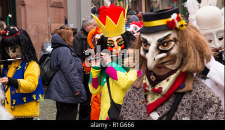 Basler Fasnacht 2018. Schnabelgasse, Basel, Schweiz - 19. Februar, 2018. Nahaufnahme einer marschierenden Gruppe von Carnival Teilnehmer piccolo spielen Stockfoto