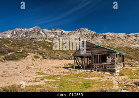 Monte Cinto massiv, ruiniert Tierheim auf dem Weg zum Refuge de l'Erco, Niolo Region, Departement Haute-Corse, Korsika, Frankreich Stockfoto