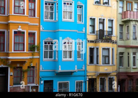 Farbenfrohes Apartment Gebäude, Fassaden in Istanbul, Türkei Stockfoto