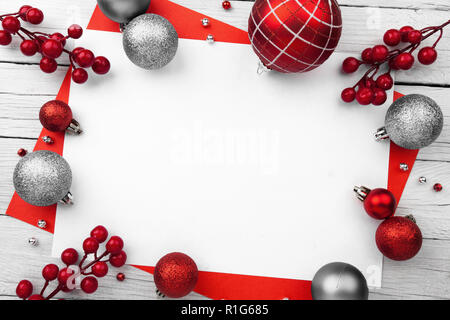 Christmas Ornament aus roter Verzierung auf Holz- Hintergrund Stockfoto