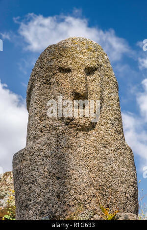 Menhir, megalithische, Bronzezeit, antropomorphic Denkmal in Filitosa prähistorische Stätte, archäologische Stätte in der Nähe von Dorf Filitosa, Korsika, Frankreich Stockfoto