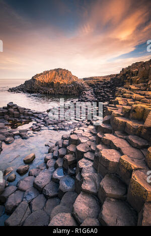 Die Giants Causeway, einer beliebten Touristenattraktion in N Ireland, einer einzigartigen Formation von ineinander greifenden Basaltgestein als Folge eines Vulkanausbruchs. Stockfoto