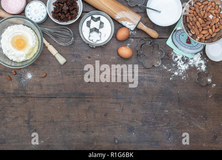 Home backen Küche mit Zutaten für Brot und Kelch Kuchen Stockfoto