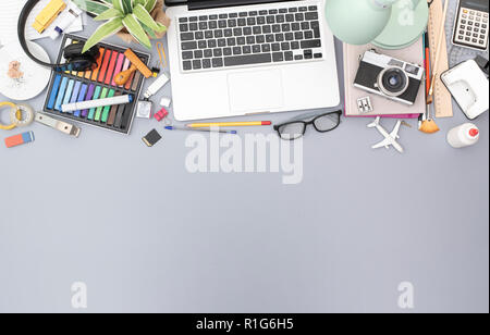 Ansicht von oben unordentlich künstlerische Büro Schreibtisch hero Header Stockfoto