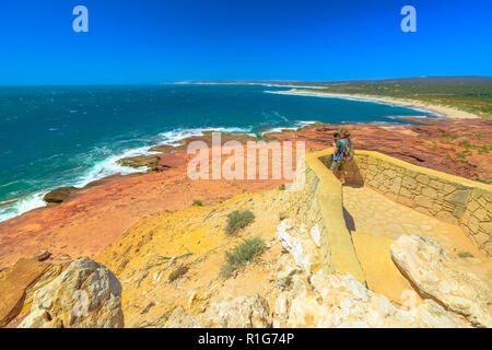 Reisen Fotograf mit Stabilisator an Red Bluff lookout Schoß nimmt, Kalbarri Nationalpark, Western Australia. Professionelle videomaker nimmt Foto des Australischen Coral Coast am Indischen Ozean. Platz kopieren Stockfoto